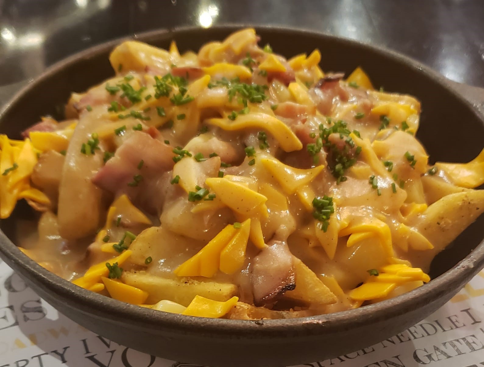 Mezza Poutine Poutine à mesa - Júlio Zaruch | Turismo e Gastronomia